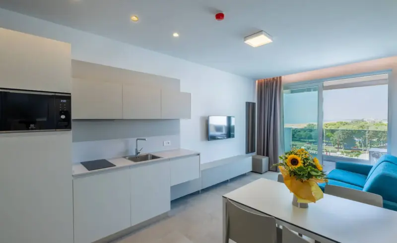 Soggiorno con cucina e vista mare.