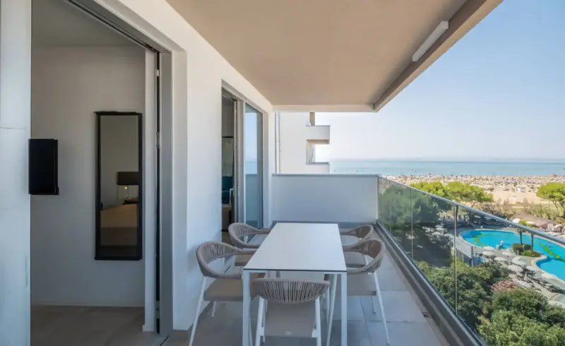 Terrazza con vista mare e piscina.