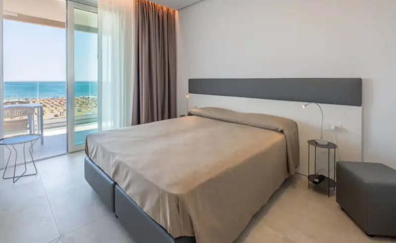 Vista mare dalla camera d'hotel moderna.
