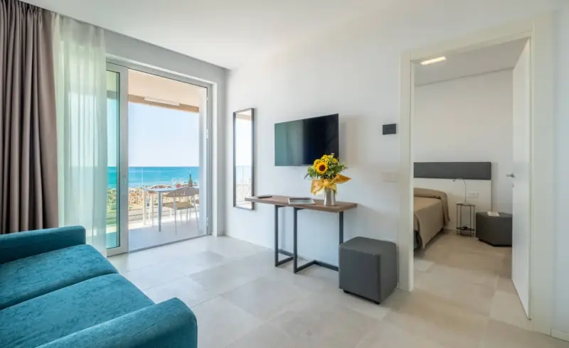 Appartamento moderno con balcone vista mare.