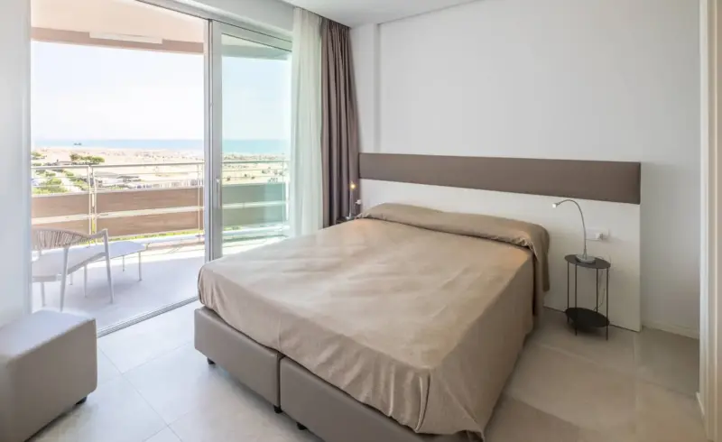 Camera elegante con vista mare e terrazza.