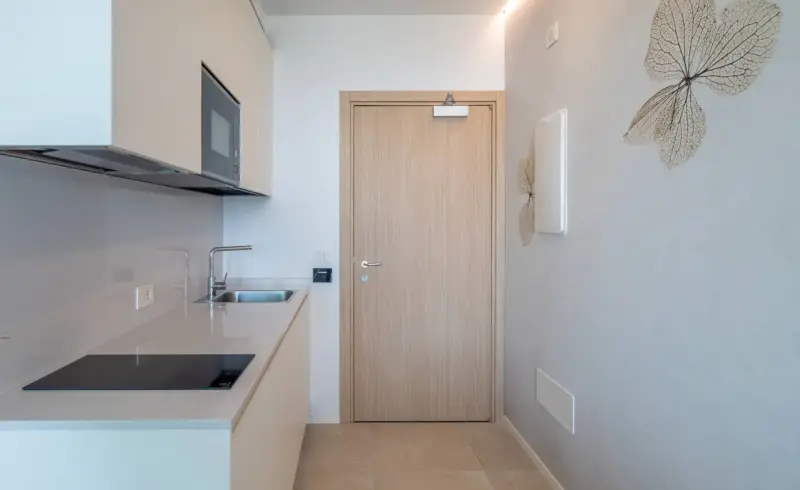 Cucina moderna e accogliente con dettagli naturali.