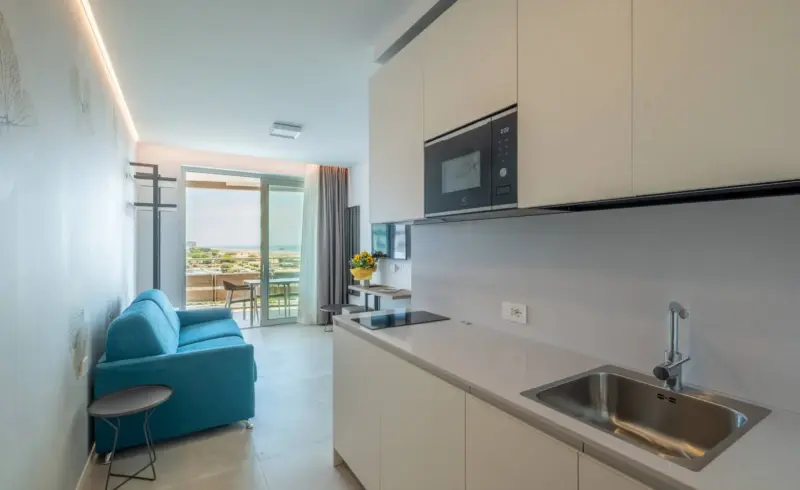 Accogliente appartamento vista mare con cucina.