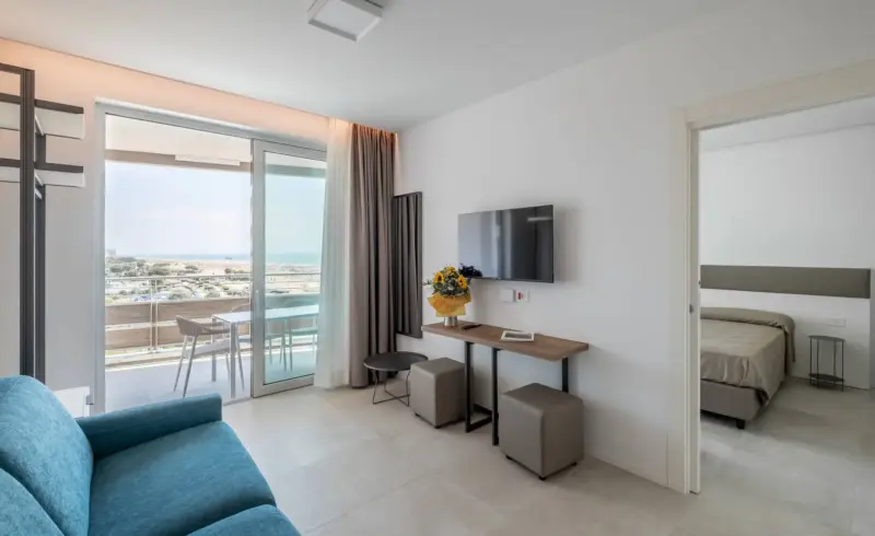 Elegante soggiorno con terrazza vista mare