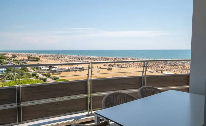 Vista panoramica dal balcone sulla spiaggia.