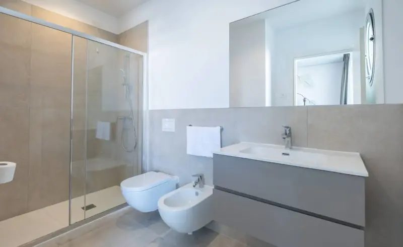 Elegante bagno luminoso e moderno.
