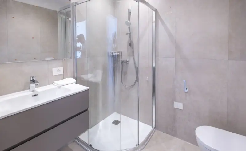 Elegante bagno moderno con doccia.