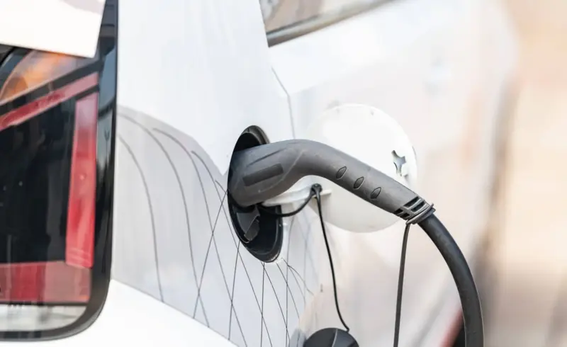 Auto elettrica in carica con cavo di alimentazione.