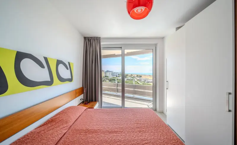 Camera da letto moderna con vista sul balcone.