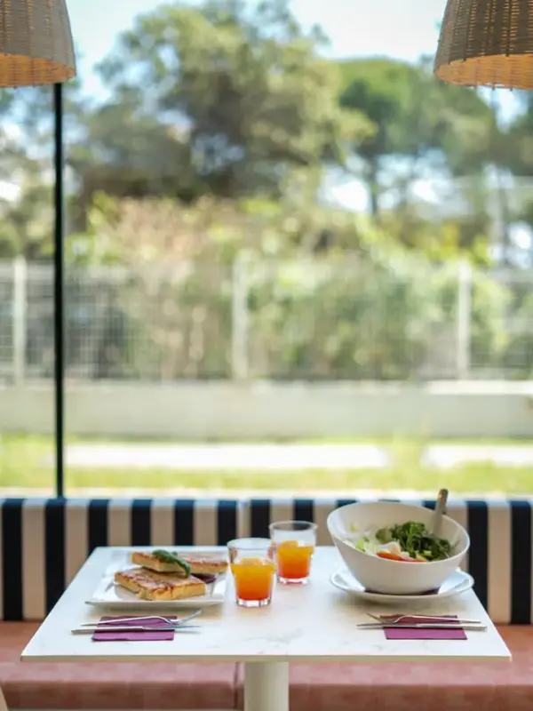 Pranzo leggero in giardino con insalata e succhi.