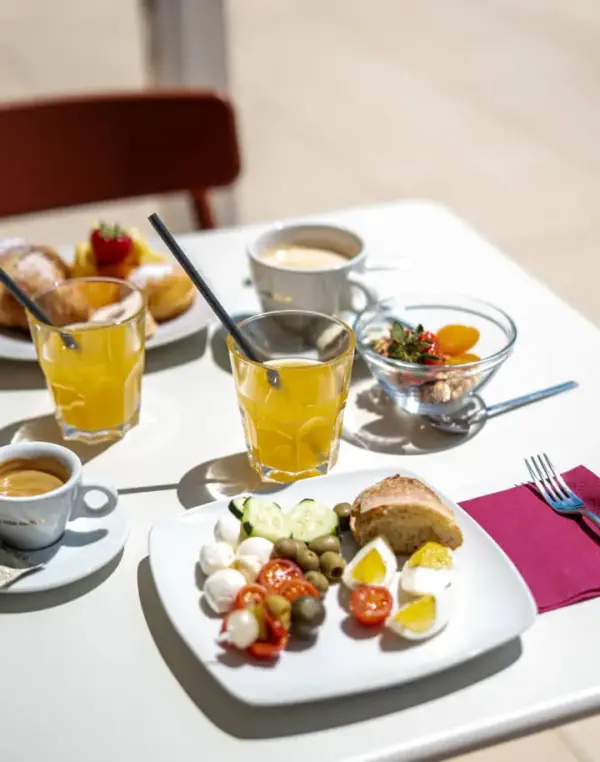 Colazione all'aperto con bevande, frutta e verdure.
