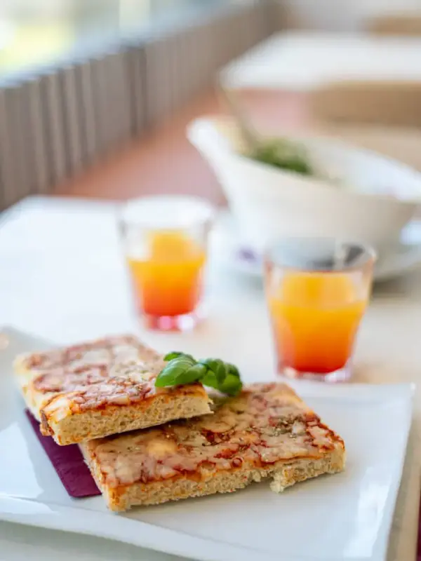 Pizza con succo d'arancia su tavolo da pranzo.