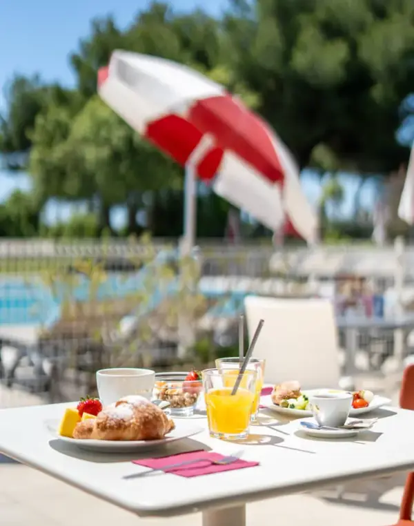 Colazione al bordo piscina con croissant.