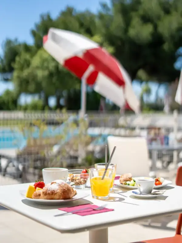 Colazione al bordo piscina con croissant.