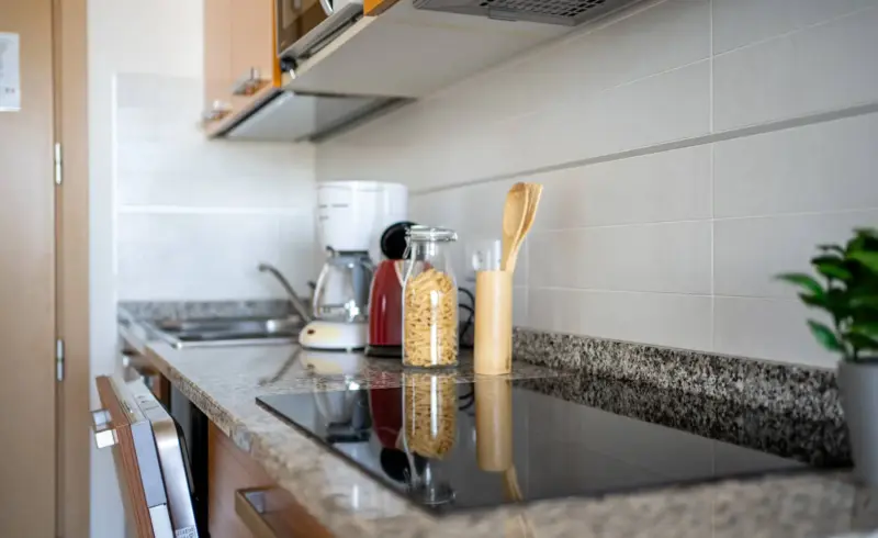 Cucina moderna con elettrodomestici e piano in granito.