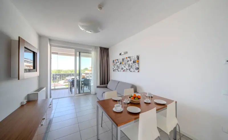 Sala da pranzo moderna con vista sul balcone.