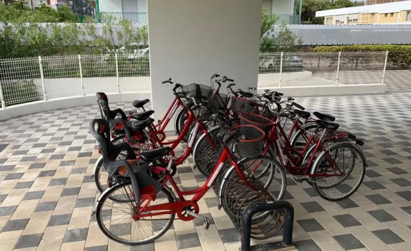 Biciclette rosse parcheggiate accanto a un edificio.