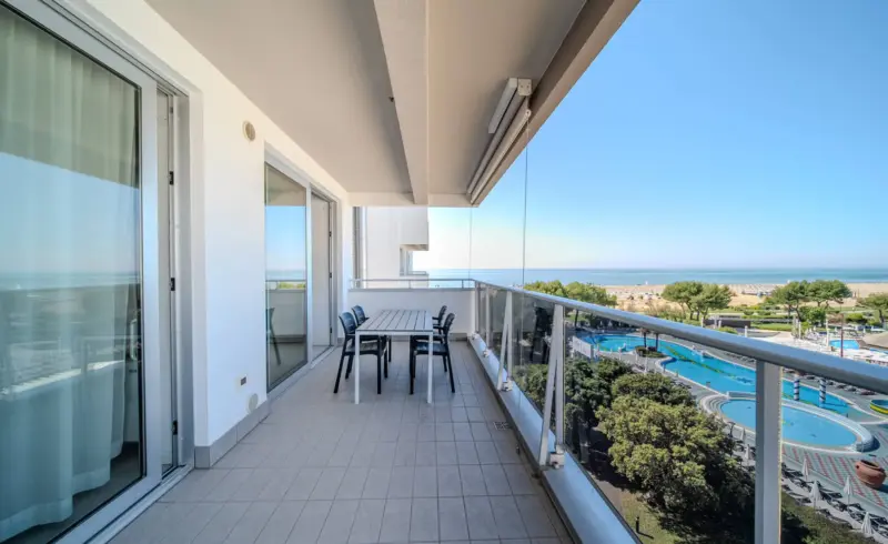 Terrazza moderna con vista mare e piscina.