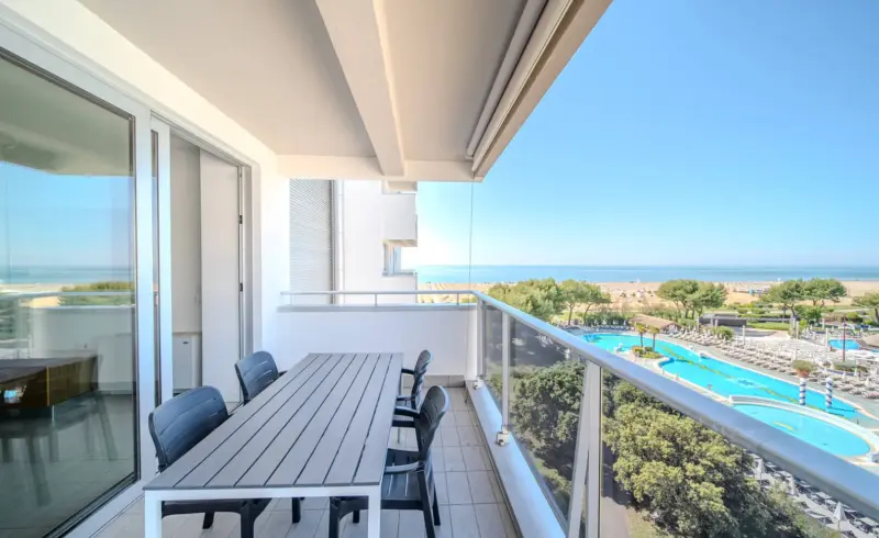 Terrazza con vista mare e piscina in estate.