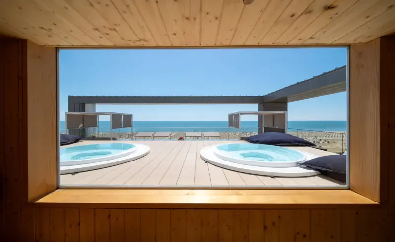Due vasche idromassaggio con vista mare e terrazza.