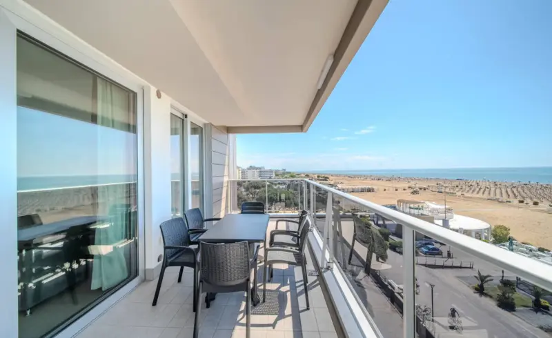 Terrazza con vista mare e spiaggia sabbiosa sottostante.