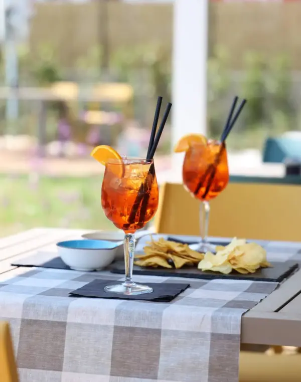 Due aperitivi Spritz su tavolo con patatine.