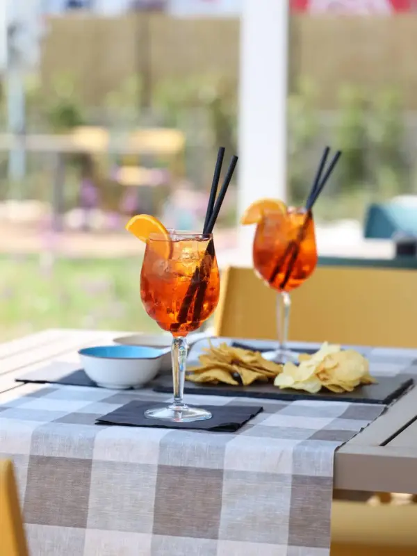 Due aperitivi Spritz su tavolo con patatine.