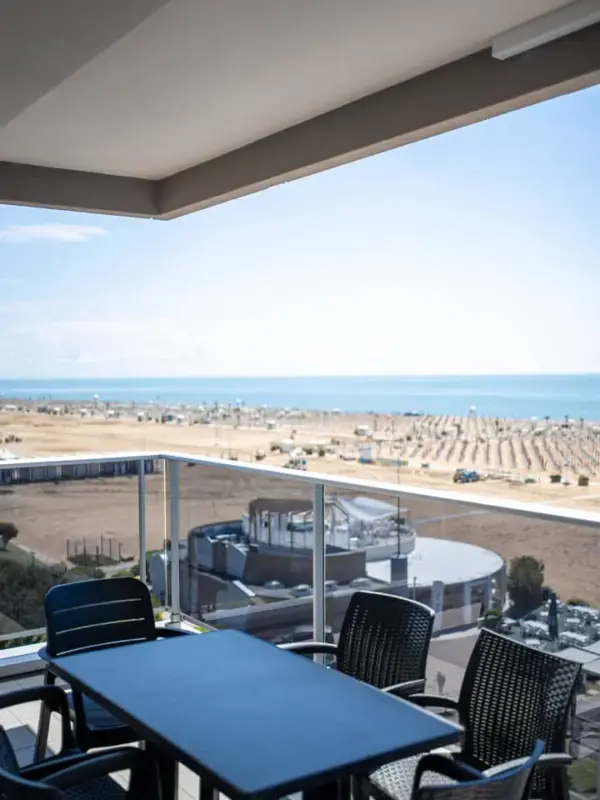 Terrazza con vista mare e spiaggia assolata.